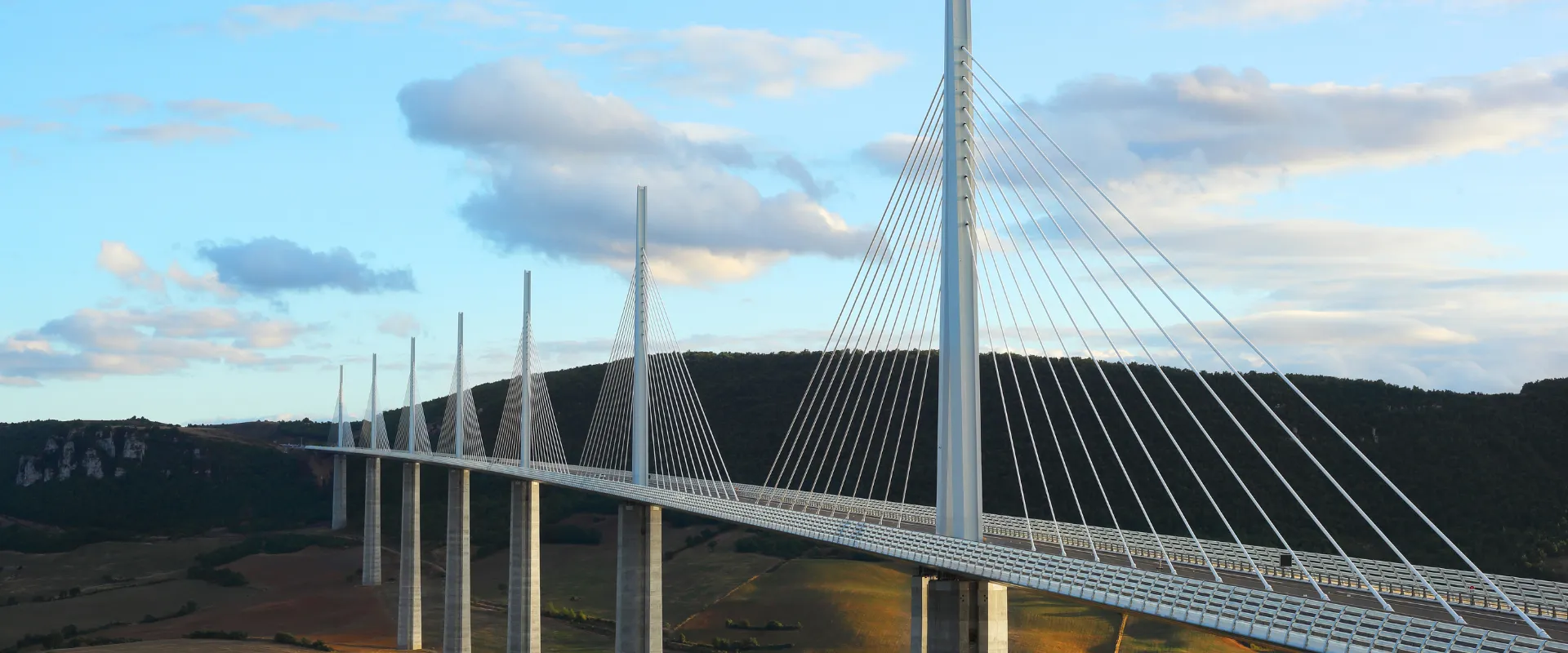 Viaduc de Millau en Aveyron, impressionnant pont à haubans surplombant la vallée