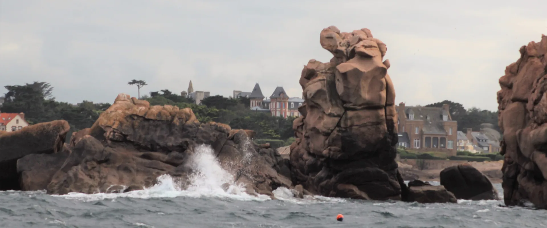 Rochers granitiques côtiers avec maisons bretonnes sur falaise, Côtes-d'Armor.