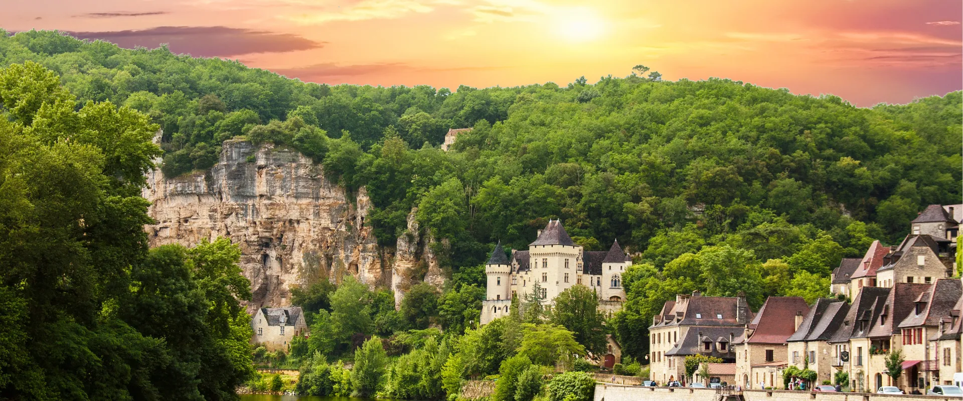 Château de Beynac surplombant la vallée de la Dordogne avec village pittoresque.