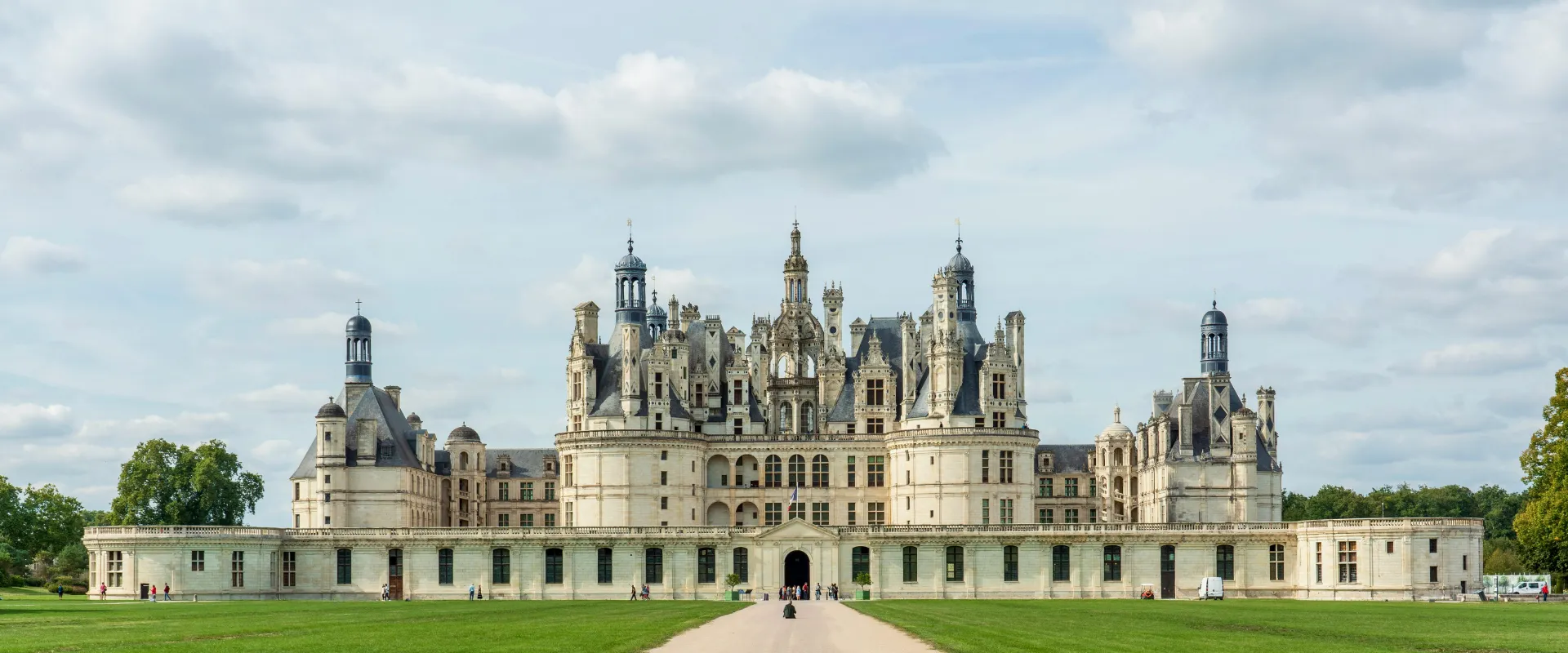 Château de Chambord façade principale avec tours Renaissance et parc verdoyant en Loir-et-Cher.