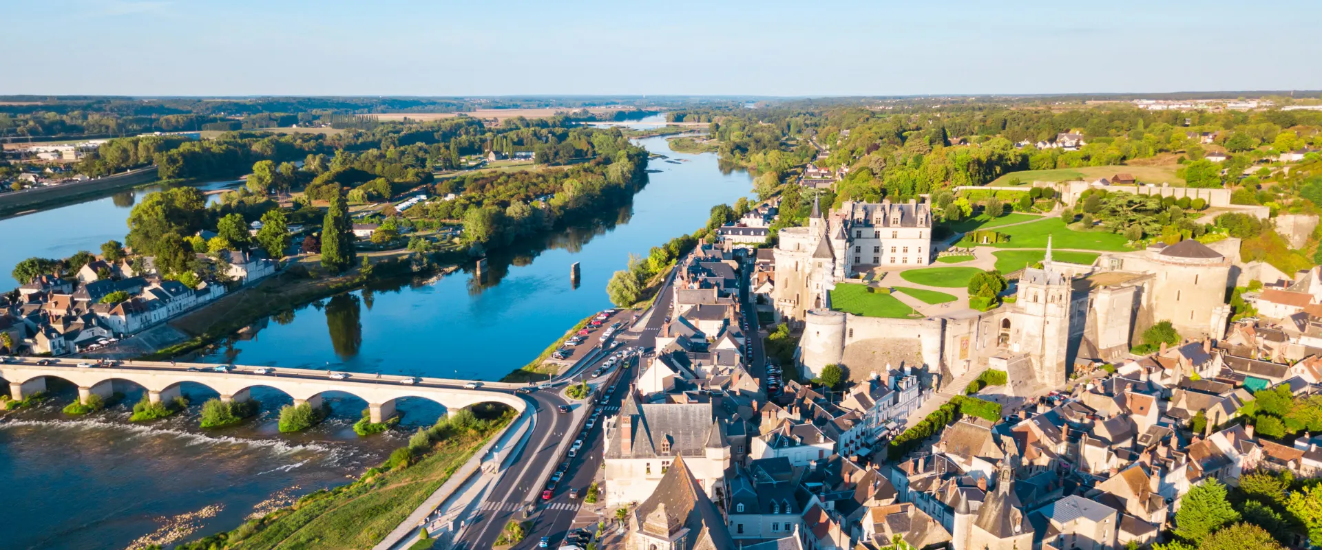 Vue aérienne du château de Montmorency et de la Loire avec pont médiéval.