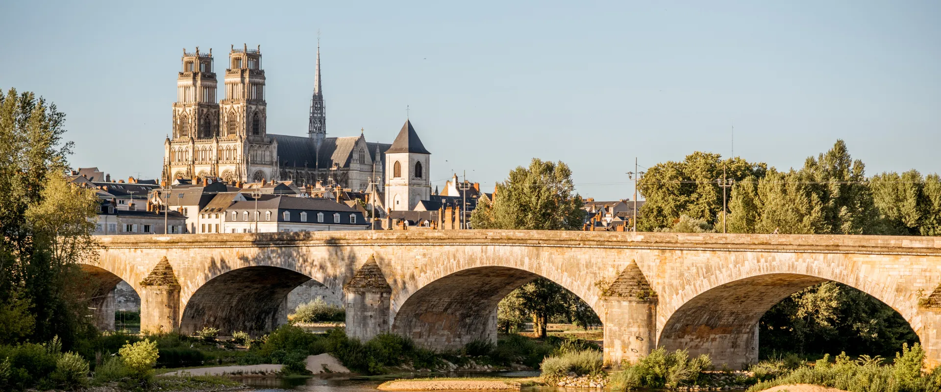Cathédrale d'Orléans et pont médiéval sur la Loire en automne doré.