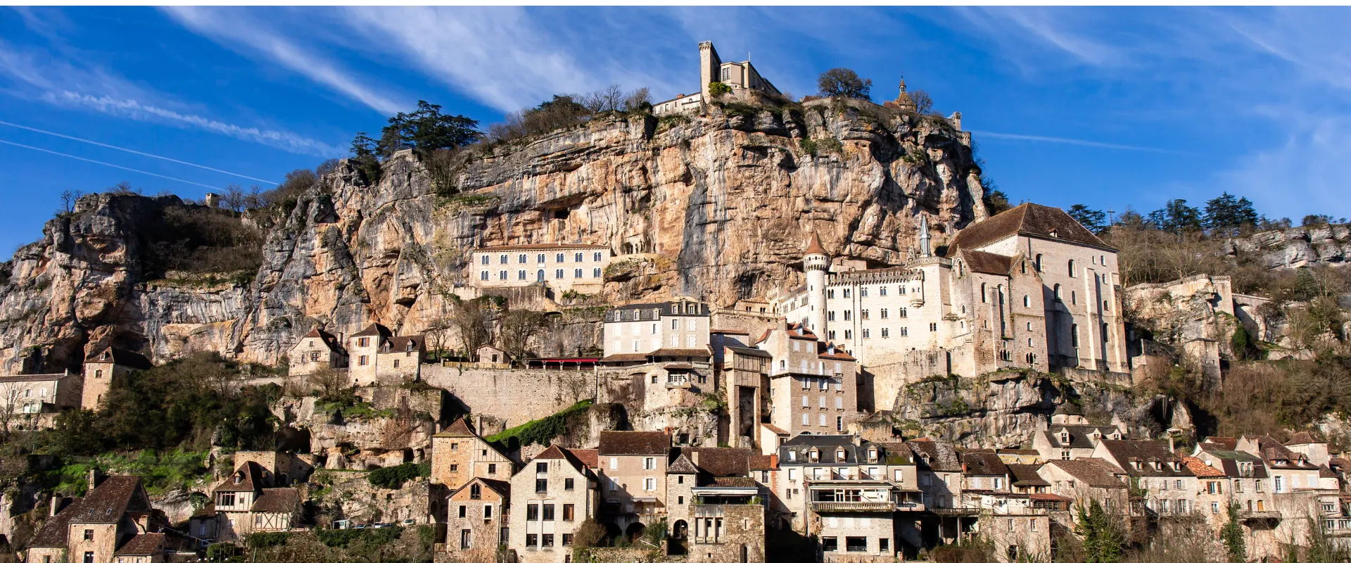 Village médiéval de Rocamadour avec château surplombant les maisons en pierre du Lot.