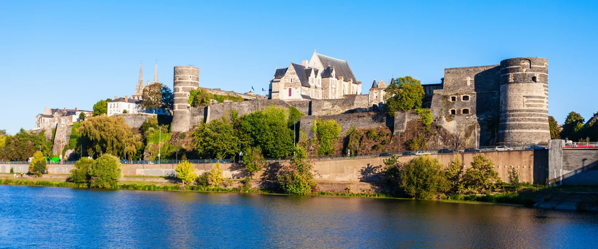 Château d'Angers forteresse médiévale sur Loire avec tours et murailles.