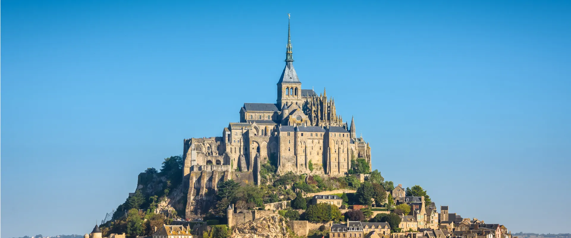 Mont-Saint-Michel abbaye médiévale île rocheuse Normandie architecture gothique ciel bleu