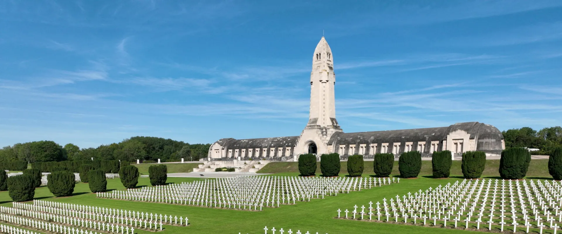 Cimetière militaire avec ossuaire, rangées de croix blanches et chapelle, Meuse.