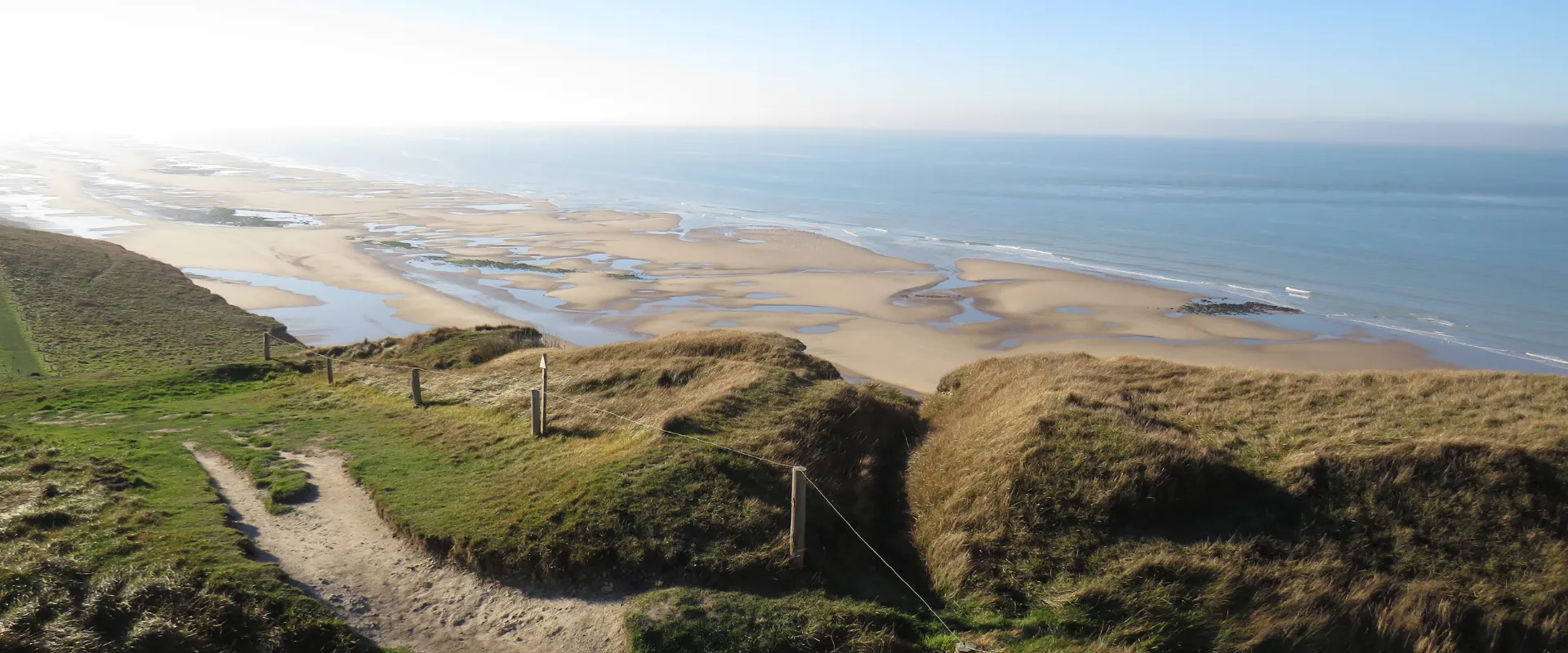Vue aérienne des dunes et plages de sable du Pas-de-Calais avec marées.