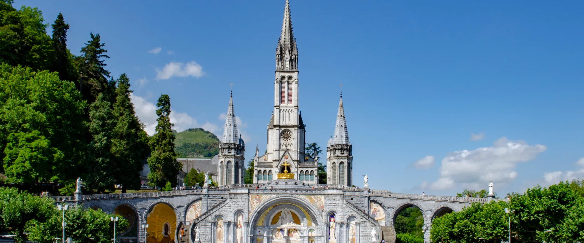 Basilique Notre-Dame de Lourdes avec ses tours blanches et son dôme doré, Hautes-Pyrénées.