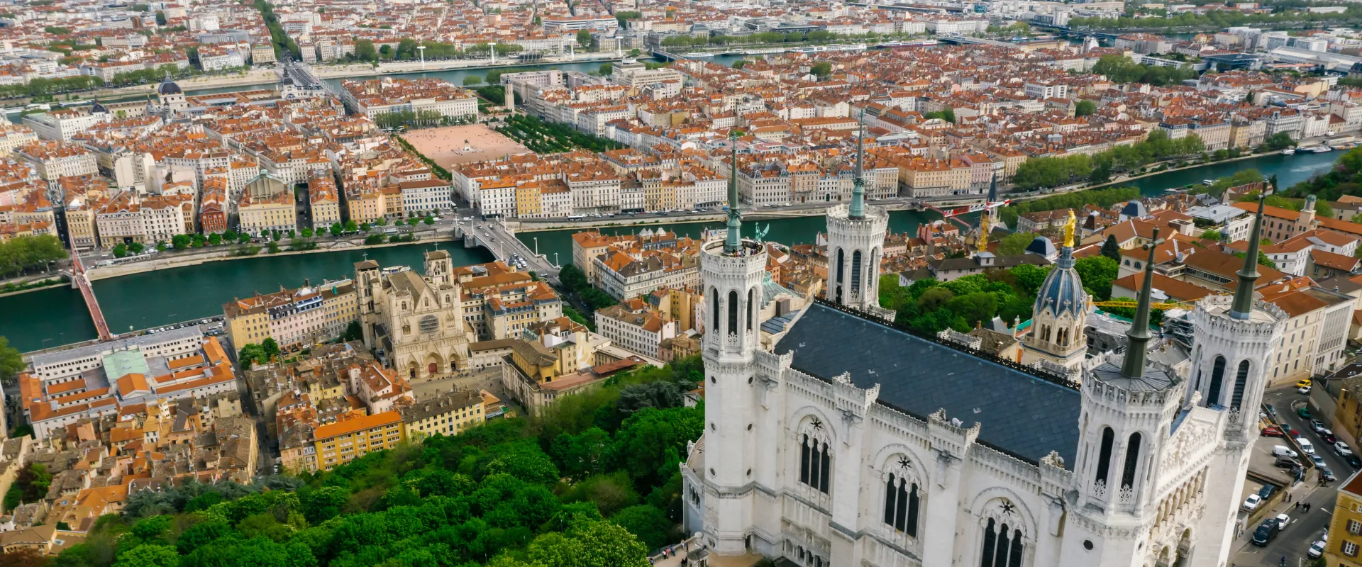 Vue aérienne de Lyon avec la basilique Notre-Dame de Fourvière et la Saône.