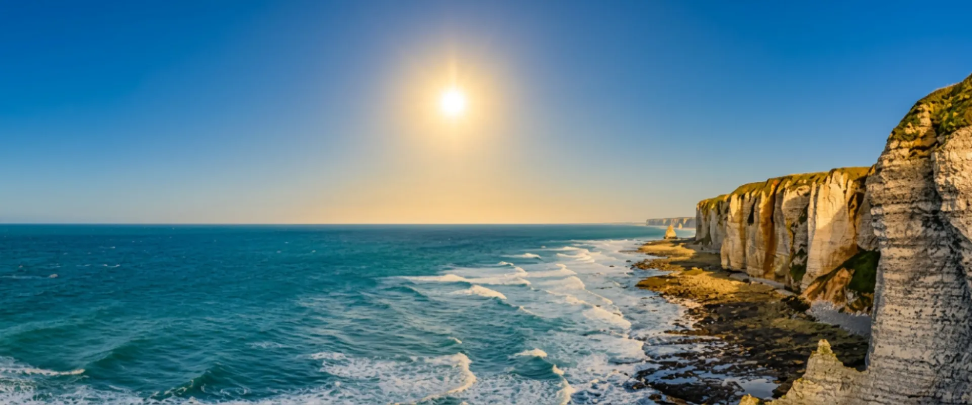 Falaises blanches de craie côte normandie avec mer turquoise ensoleillée