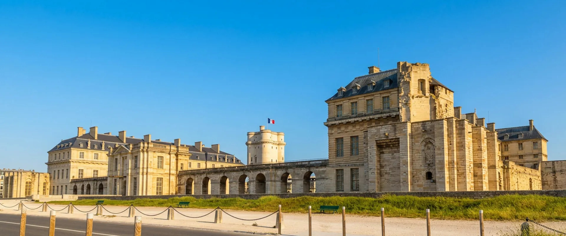Château de Vincennes façade principale pierre beige ciel bleu dégagé Vue frontale