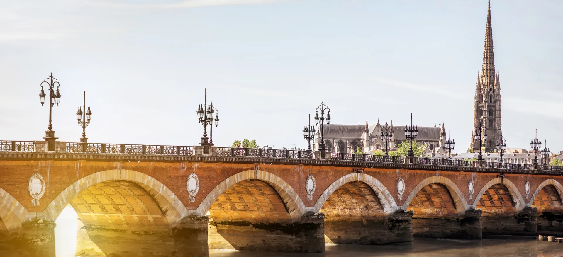Toits de tuile romane à Bordeaux avec panneaux solaires et ciel dégagé