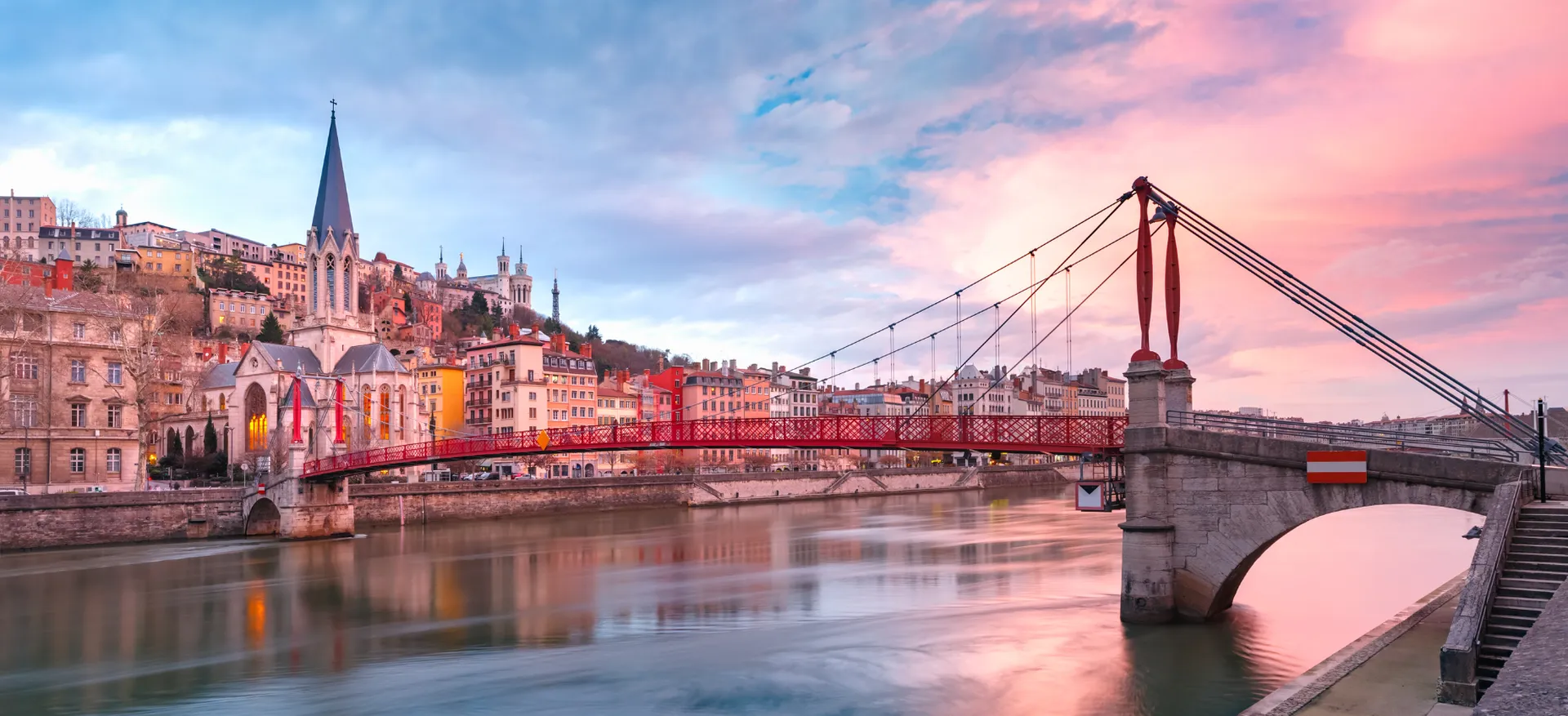 Toits de tuiles mécaniques et canal du Vieux Lyon avec panneaux solaires installés
