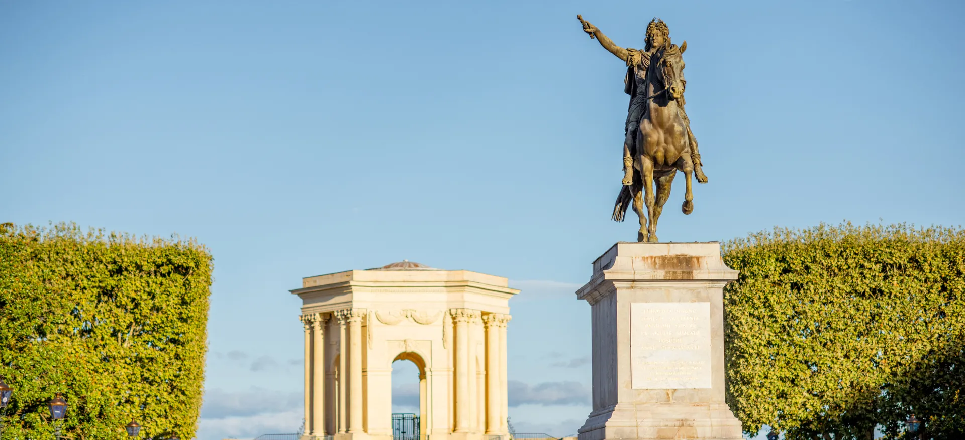 Toits en tuile canal à Montpellier avec panneaux solaires sous ciel méditerranéen