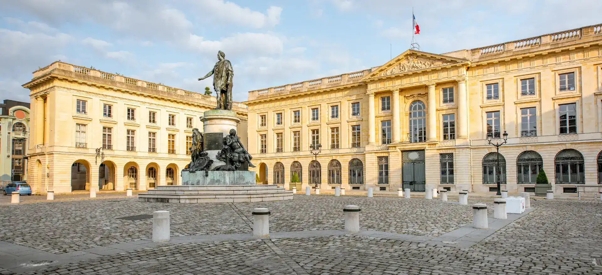 Toits en tuile plate et ardoise à Reims avec panneaux solaires, ciel dégagé