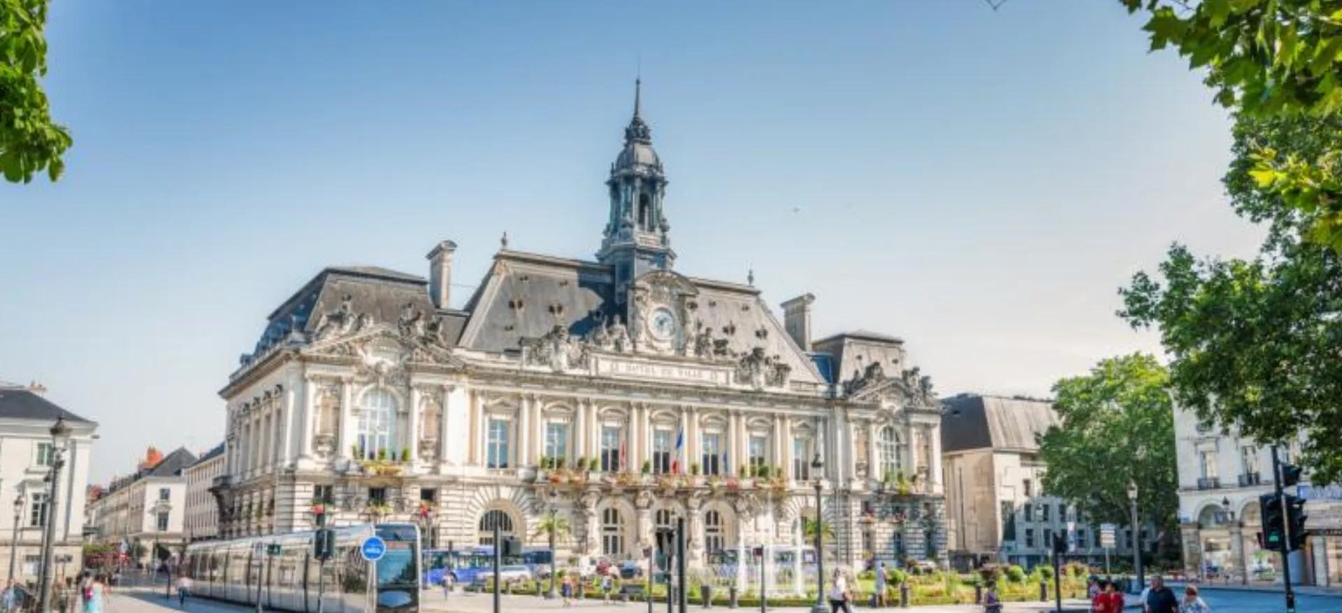 Toits de tuile flamande à Roubaix avec panneaux solaires sous ciel des Hauts-de-France