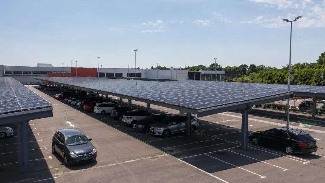 Parking extérieur équipé d’ombrières photovoltaïques