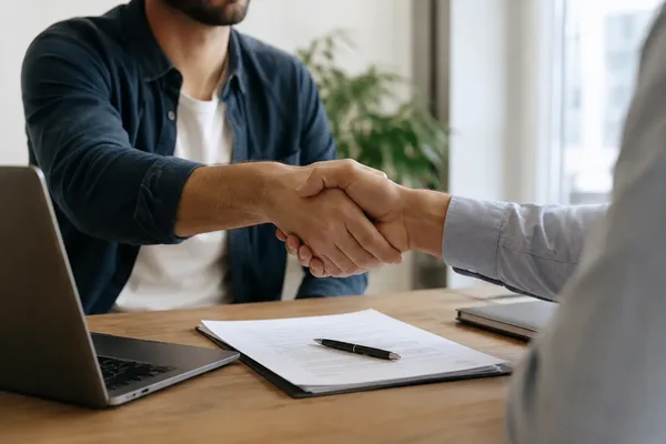 Signature d’un contrat de tiers-investissement pour ombrières photovoltaïques