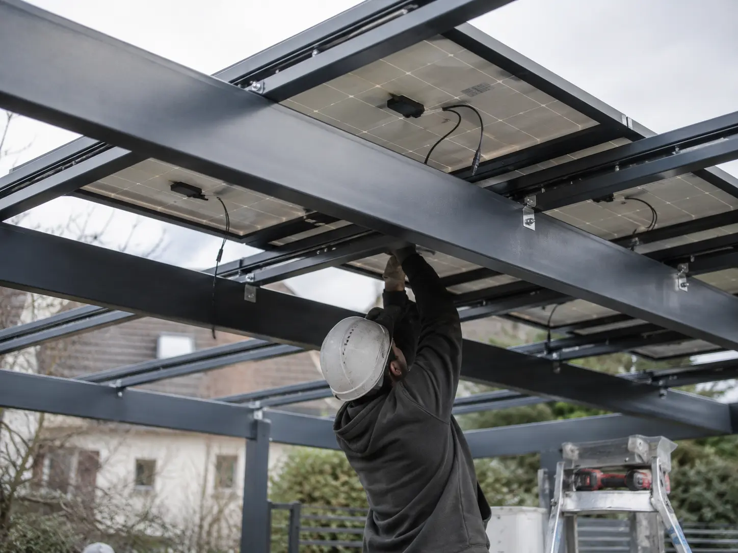 Structure aluminium d'un carport solaire en installation