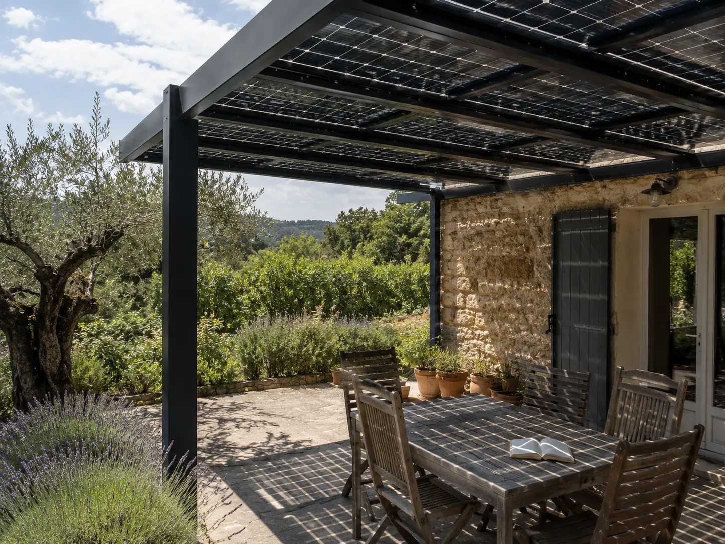 Pergola solaire photovoltaïque sur terrasse de maison avec panneaux semi-transparents