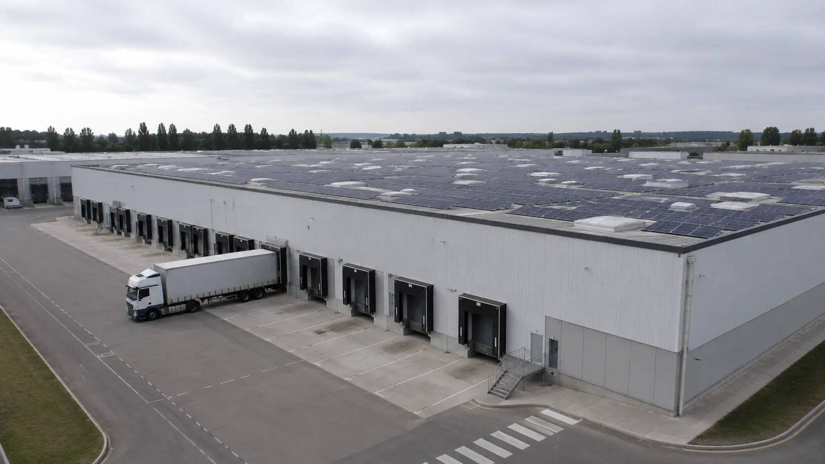 Entrepôt / logistique équipé de panneaux photovoltaïques