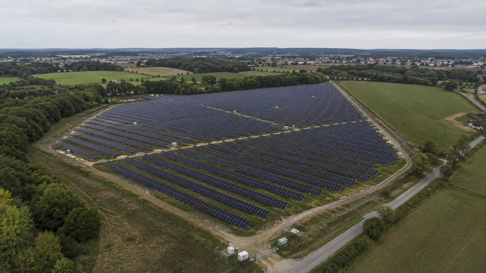 Vue aérienne d’une centrale photovoltaïque au sol installée sur un terrain