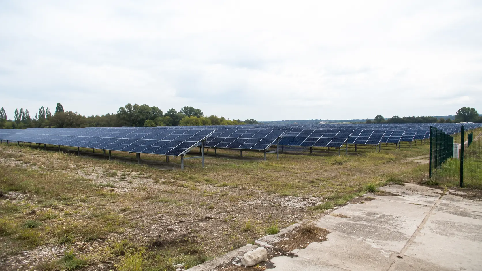 Terrain accueillant une centrale solaire au sol après aménagement
